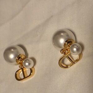 Elegant Gold Metal and Resin Pearl Earrings